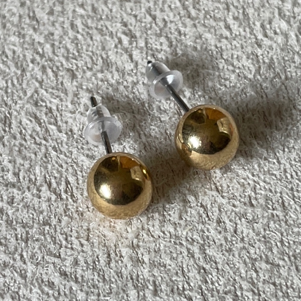Round gold studs - Picture 2 of 2